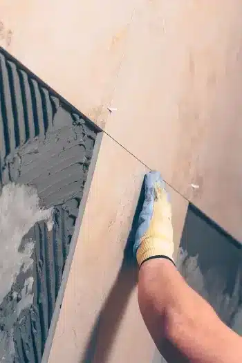 Pose de revêtement de sol en carrelage et parquet à Brest par Le Granit Breton, entreprise générale du bâtiment spécialisée en rénovation et construction.